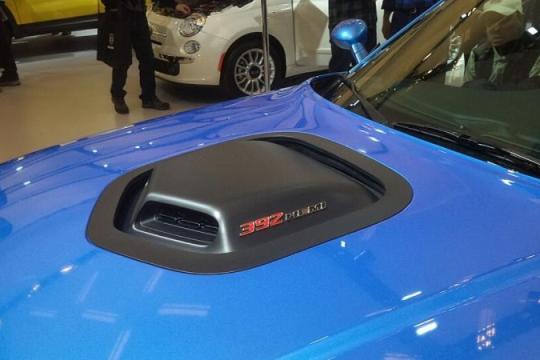 为什么老款肌肉车采用摇臂引擎盖？详解