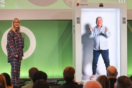 瞬间传送，斯考蒂：威廉·夏特纳展示超逼真全息影像已非科幻