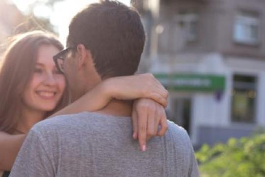 如何让女生喜欢你：25个迷人技巧