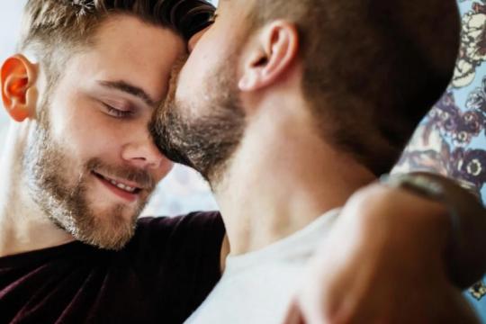 直男好奇：首次尝试同性性行为前你需要知道的事