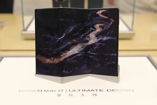 华为最新智能手机实现三折设计