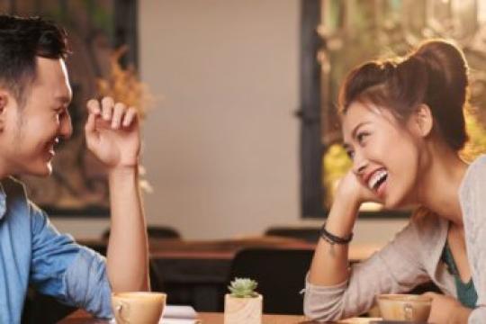 当你被某人吸引时，他们也有同样感觉吗？19个迹象告诉你