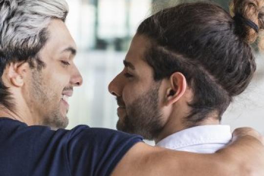 如何成为支持非二元性别伴侣的坚强盟友