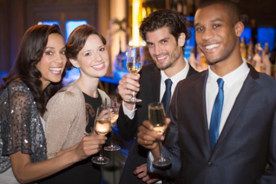 男士应该请女士喝酒吗？