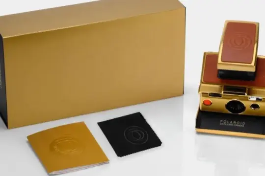 这款24K纯金镀层相机或许是拍摄宝丽来照片最奢华的选择