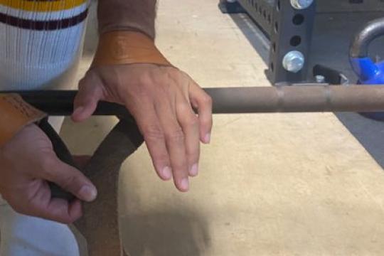 如何使用举重带提升力量训练效果