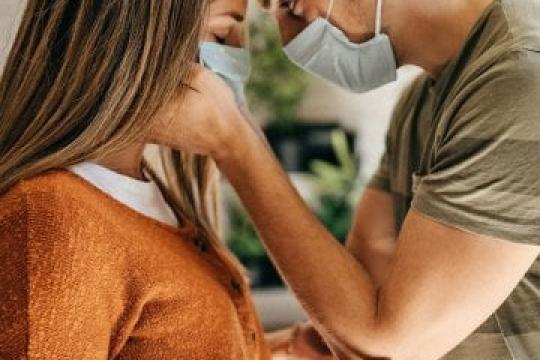 疫情期间必需工作者眼中的爱情与浪漫