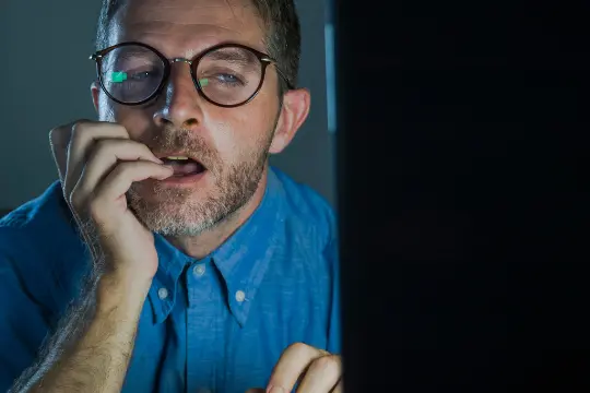 她认为看色情片算出轨，我却不同意，我该怎么办？