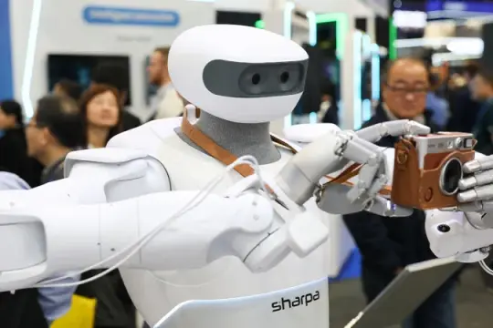 今年CES展上，类人机器人展示叠衣服和拍照等多项技能