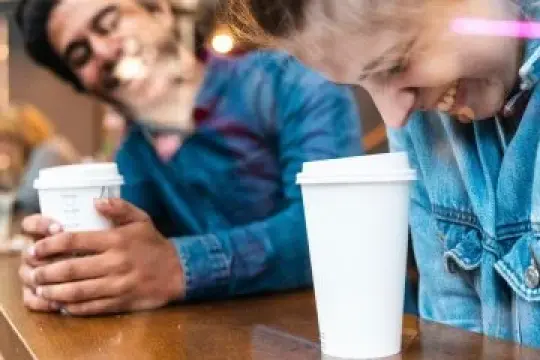 如何与不喝酒的人约会而不让酒精成为焦点