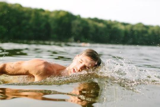 播客801期：冷水游泳疗法解析