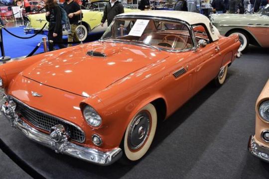 1956年福特雷鸟与雪佛兰科尔维特：传奇与复杂的对决