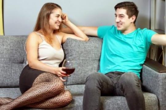 与比自己年轻的男人约会的四大优缺点