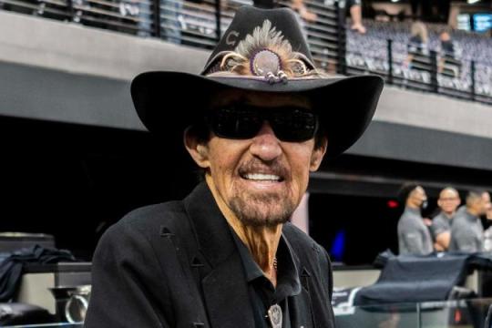 理查德·佩蒂的传奇：如何“赛车之王”塑造了NASCAR历史