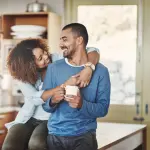 为什么小巧的浪漫举动胜过华丽的大场面，成为持久爱情的关键