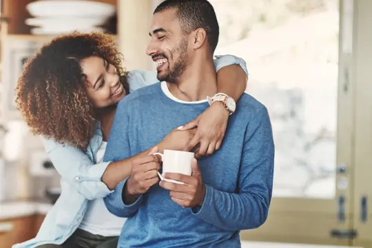 为什么小巧的浪漫举动胜过华丽的大场面，成为持久爱情的关键