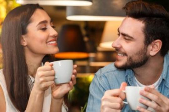 如何与男性调侃以建立吸引力及其背后的原因