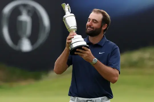 斯科蒂·谢弗勒佩戴劳力士“青蛙王子”潜航者，捧起英国公开赛冠军奖杯