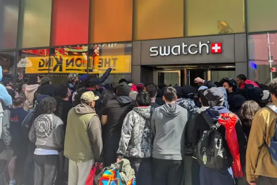 爱彼与斯沃琪联名新表引发门店混乱，线上售价飙升数千美元