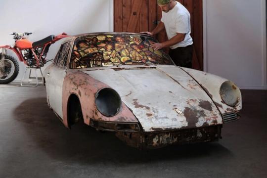 这辆锈迹斑斑的保时捷911华丽转身为彩色玻璃教堂艺术品