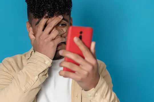 我误将关于她的粗俗语音发给了她本人，而不是朋友，该怎么办？