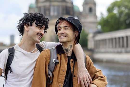 隐藏身份令人痛苦：关于出柜你需要了解的事