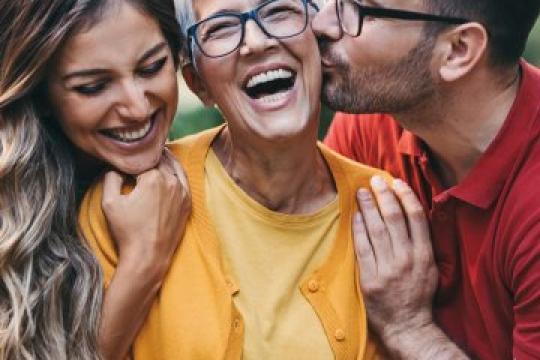 JustKibbitz：让母亲帮你做恋爱选择的约会平台