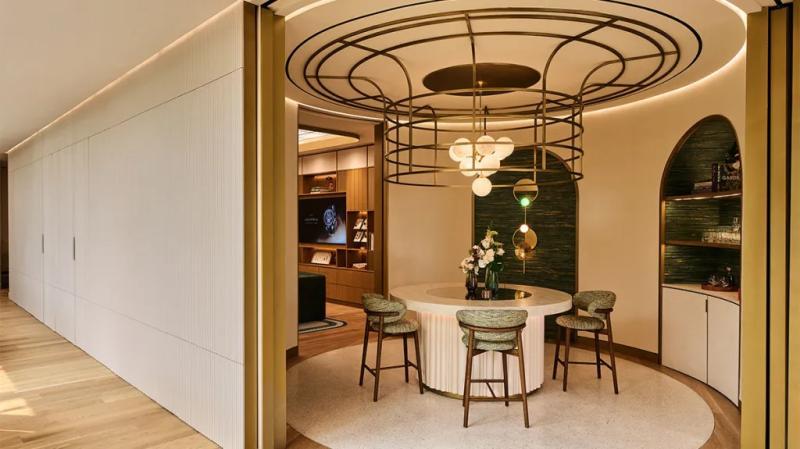 二楼的圆形吧台为客户提供娱乐空间。