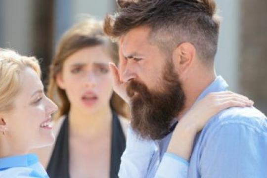 让女生吃醋——让她意识到她也想要你