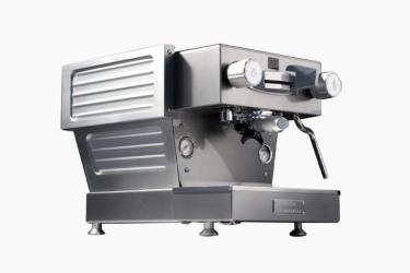 Rimowa将标志性条纹铝材融入La Marzocco迷你咖啡机设计