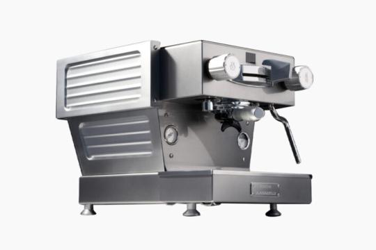 Rimowa将标志性条纹铝材融入La Marzocco迷你咖啡机设计