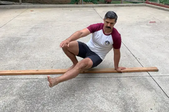 12个可以用2×4木板练习的平衡动作