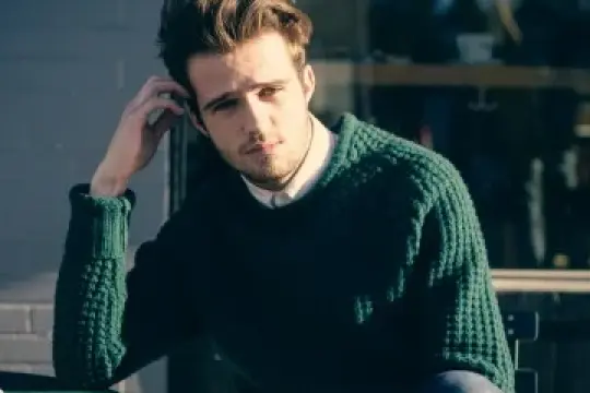 旅行中也能保持发型完美，随时展现迷人风采