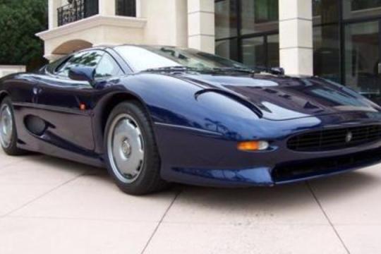 捷豹XJ220：超越时代的超级跑车传奇