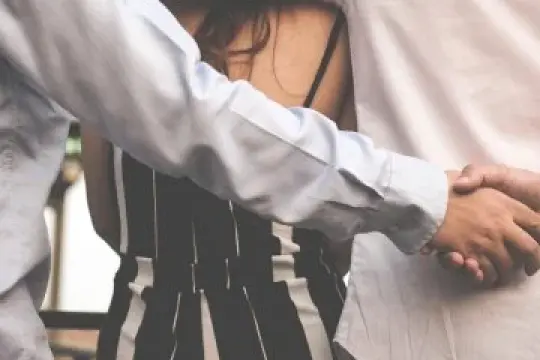 这些应用让非一夫一妻制变得简单有趣，适合所有参与者