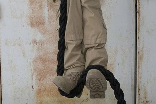 如何像海军海豹突击队员一样攀爬绳索