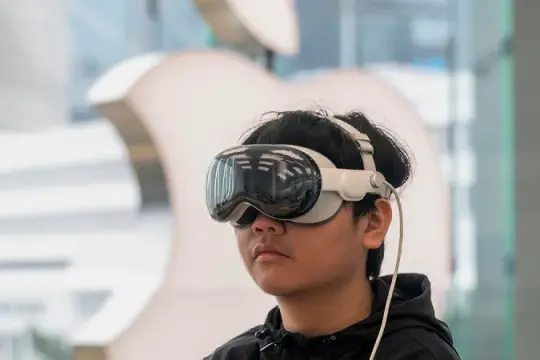 苹果放缓Vision Pro头戴设备的生产：需求疲软导致调整