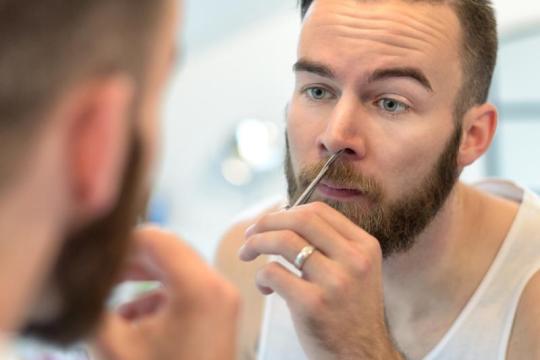 应对恼人且难看的鼻毛：详细步骤指南