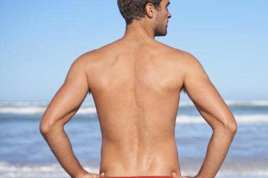 厌倦了背部难看的毛发？教你轻松应对这些难以触及的毛发