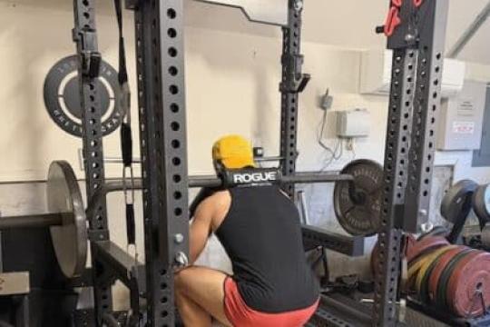 安全深蹲杠：中年男士提升腿部力量的秘密武器