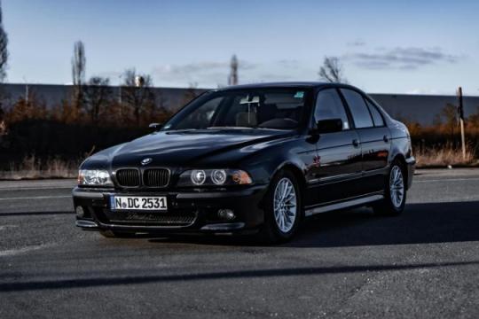 宝马E39 M5：绅士杀手的四门轿车传奇