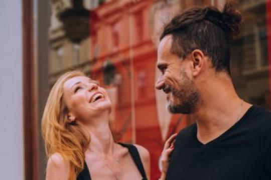 男人眼中无法抗拒的伴侣特质：21个关键因素