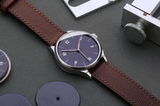 我们最新的钟情：纯时针腕表