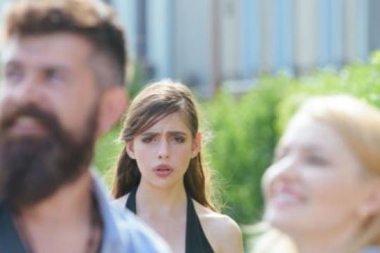 是否可以和朋友的前任约会？需要考虑的10个方面