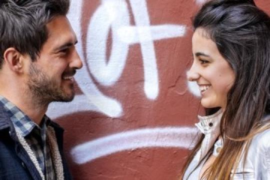 如何通过眼神交流调情而不显得尴尬