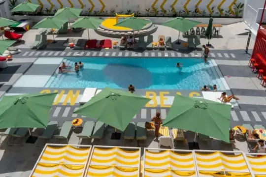 伊比萨72小时：在Ryans Lolas享受阳光、泳池、小吃与夜生活