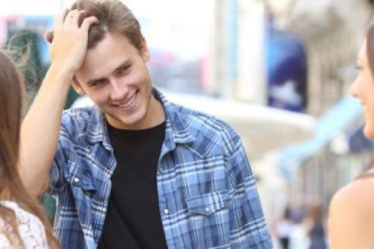 如何面对面和通过短信与女生调情：20个实用技巧