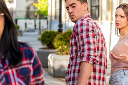 想出轨伴侣？这些冲动背后隐藏的信息及应对方法