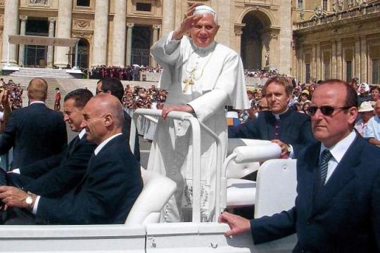 教皇专用座驾揭秘：从防弹豪车到简朴小车的背后故事